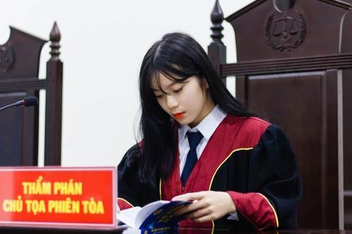 Nữ sinh khoác áo Thẩm phán khiến dân tình được phen xuýt xoa bởi nhan sắc quá xinh đẹp