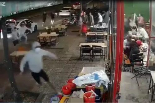 Clip: Nhóm côn đồ đi trên 3 ô tô bịt kín mặt, cầm hung khí lao vào quán nhậu hỗn chiến