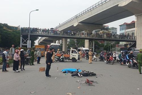 Ô tô tải tông người phụ nữ đi xe đạp điện tử vong thương tâm rồi bỏ chạy