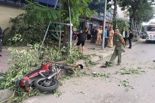 Xe bồn 'bay' qua dải phân cách tông 2 người đi xe máy bị thương nặng, lao vào cửa hàng sơn