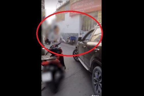 Clip: Người đàn ông đi xe máy cầm gậy bất ngờ xông vào đập bể kính xe ô tô bị chỉ trích