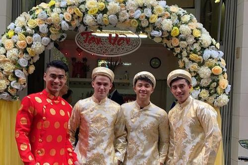 Đám cưới nam MC gây sốt mạng xã hội vì dàn phù rể toàn trai đẹp 'cực phẩm'
