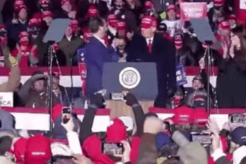 Ông Trump tránh né cái ôm của con trai trước mặt cử tri