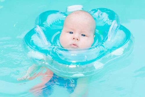 Bé gái 1 tháng tuổi tử vong sau khi tập bơi bằng phao đỡ cổ tại nhà