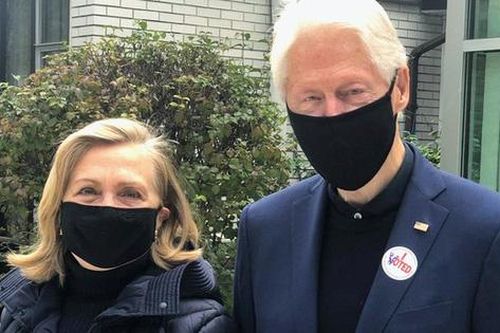 Bầu cử Tổng thống Mỹ: Vợ chồng bà Hillary Clinton bỏ phiếu cho ông Joe Biden