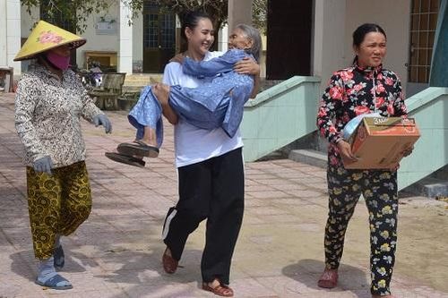Diễn viên Hồ Bích Trâm trao hỗ trợ ở Quảng Ngãi