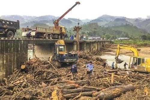 Quảng Ngãi: Lũ rút, gỗ 'vây kín' chân cầu
