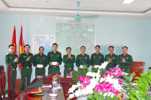 Hỗ trợ các gia đình quân nhân bị thiệt hại do mưa lũ
