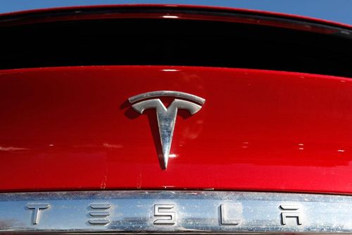 Tesla - Mercedes: Hai thái cực trong thử nghiệm công nghệ xe tự hành