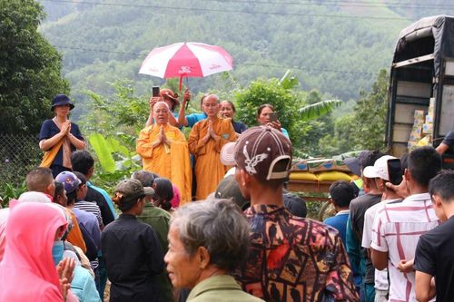 Tịnh xá Ngọc Túc, Ngọc Chánh tặng 350 phần quà tại Huế