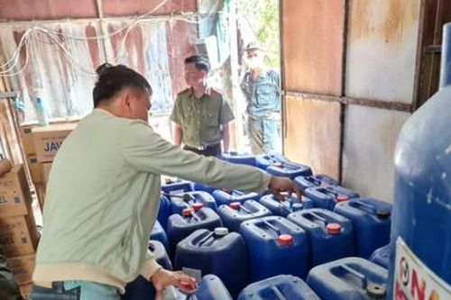 Bình Dương: Triệt phá cơ sở làm giả nước tẩy rửa quy mô lớn