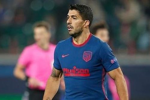 Nhìn trộm màn hình VAR, Suarez nhận thẻ vàng