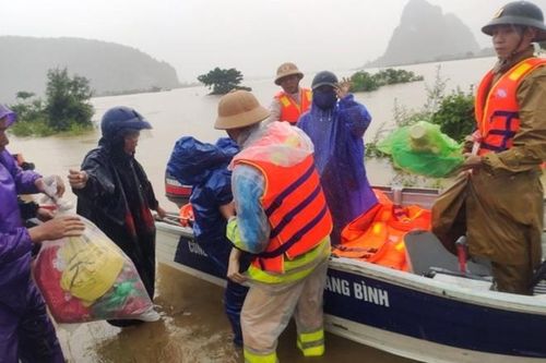 Công an đưa sản phụ vượt lũ đi sinh con an toàn