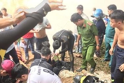 Lật thuyền trong lúc thả cá phóng sinh, 2 người tử vong