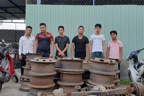 Tạm giữ 4 đối tượng trộm 22 mâm lốp xe ô tô rồi bán phế liệu