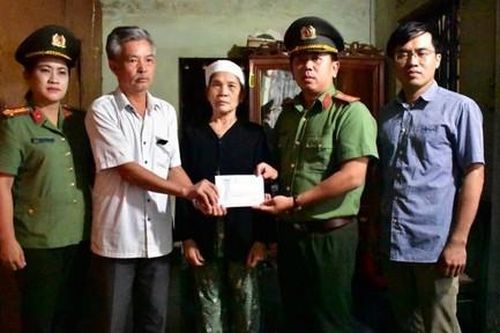 Báo Công an TPHCM và nhà tài trợ tiếp tục trao quà tại miền Trung
