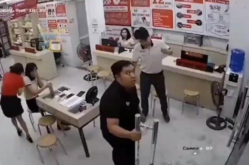 Clip: Cánh cửa vỡ tan khi tiễn khách, nam nhân viên rụng rời