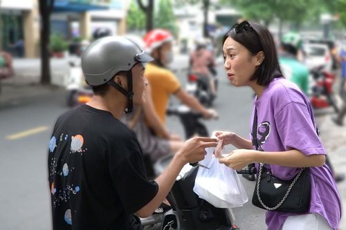 Dàn nghệ sĩ TP.HCM bán xôi, sữa đậu nành kêu gọi ủng hộ đồng bào miền Trung