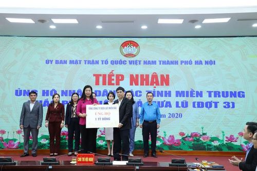 Tổng công ty Điện lực miền Bắc trao tiền ủng hộ đồng bào miền Trung