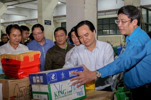 Hàng nghìn bộ sách giáo khoa, vở viết gửi học sinh miền Trung