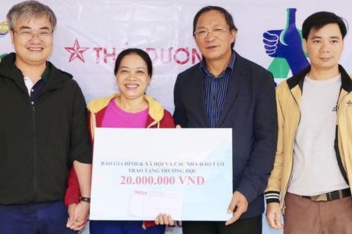 Báo Gia đình và Xã hội trao quà hỗ trợ đến người dân xã Tân Hóa, tỉnh Quảng Bình