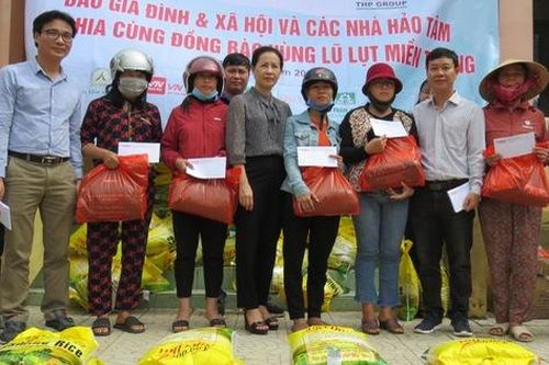 Báo Gia đình và Xã hội tiếp tục trao quà cho đồng bào vùng lũ tỉnh Quảng Bình