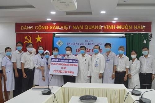 Bệnh viện Trung ương Cần Thơ quyên góp hơn 200 triệu đồng vì miền Trung