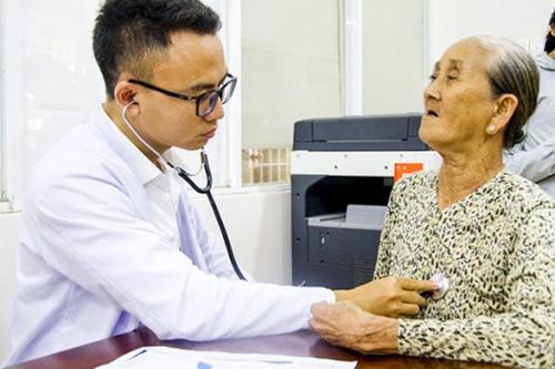 Phòng bệnh viêm phổi ở người cao tuổi lúc giao mùa