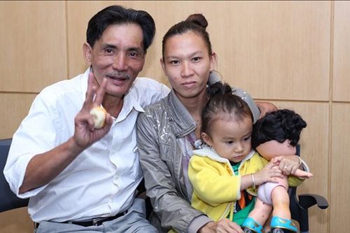Thương Tín ở tuổi 64: Già yếu nhưng vẫn phải gồng mình kiếm tiền nuôi vợ trẻ, con thơ