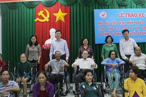 Cần Thơ: Trao 100 chiếc xe lăn cho bệnh nhân nghèo, khuyết tật