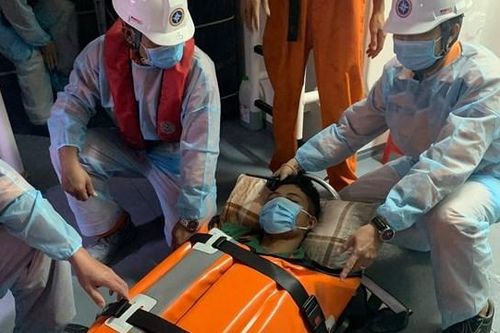 Quảng Nam: Vượt sóng lớn đưa 2 bệnh nhân từ đảo Cù Lao Chàm vào đất liền