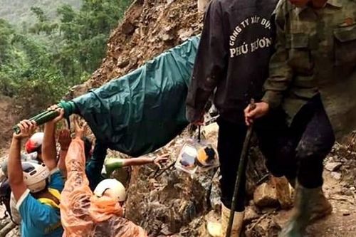 Quảng Nam: Vượt 20 km đồi núi sạt lở đưa thai phụ đi cấp cứu