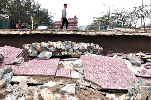 Kè biển Cửa Lò vỡ nát, gãy sụp