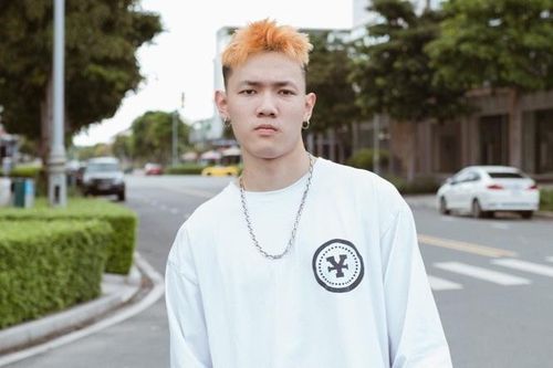 Tage vừa đi trên phố vừa rap 'Lớp 13'