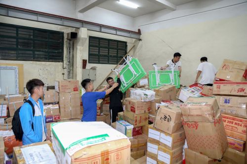 Hơn 22.000 bộ sách giáo khoa, cuốn vở viết được gửi về miền Trung