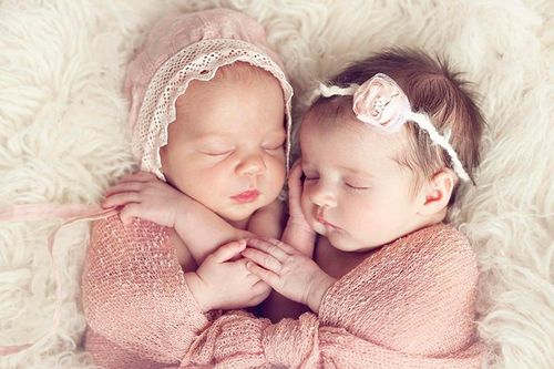 Hà Hồ sinh đôi: Mẹo chăm 2 bé dễ dàng, ít áp lực