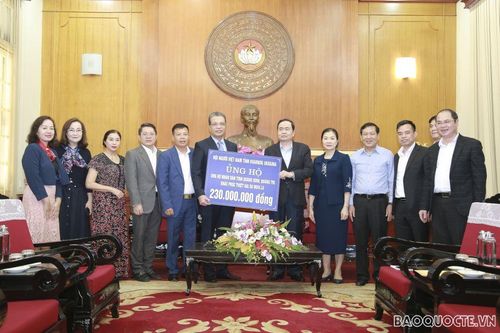 Thứ trưởng Ngoại giao Đặng Minh Khôi trao tiền quyên góp ủng hộ đồng bào bị lũ lụt