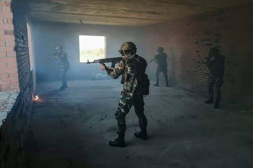 Mặc thế giới 'sốt vó' với bầu cử Mỹ, các nước rủ nhau... tập trận