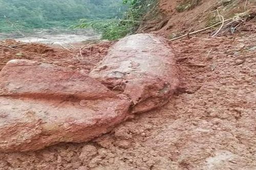Cấm đường 1 tuần để xử lý quả bom lộ thiên sau mưa lũ