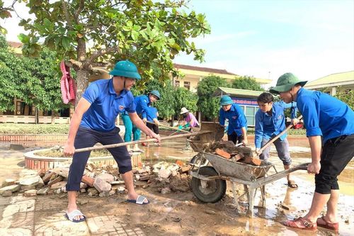 Dọc đường cứu trợ: Mì tôm nuốt vội, áo ướt không thay