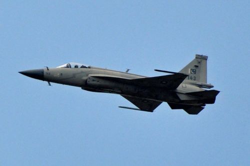Tiêm kích JF-17 Trung Quốc sản xuất đấu với Su-30 của Nga: Bên nào thắng?