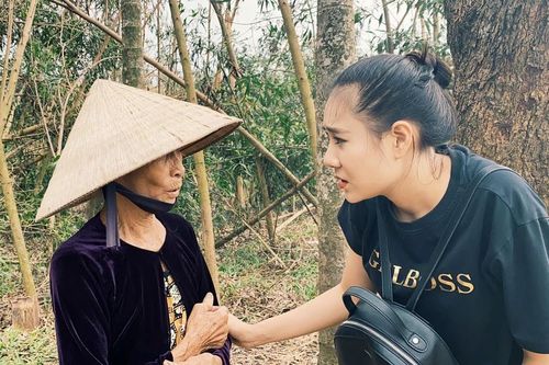 Diễn viên Hồ Bích Trâm hỗ trợ xây nhà, tặng quà bà con vùng bão lũ Quảng Ngãi