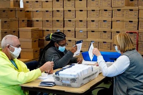 Cáo buộc thư bầu cử bị trộn lẫn, ông Trump kiện bang chiến địa thứ 3