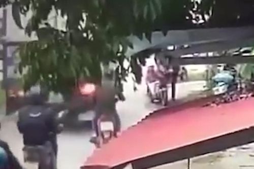 Người lớn bất cẩn, bé 1 tuổi rơi từ xe đạp xuống đường bị ô tô tải cán qua