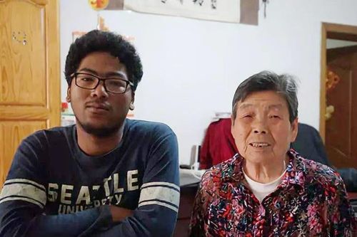Cậu bé bị bỏ rơi 20 năm trước trả ơn cho người cưu mang mình