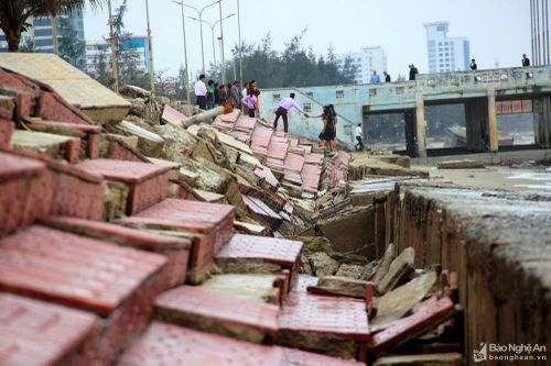 Kè biển tại thị xã Cửa Lò tan hoang sau mưa bão