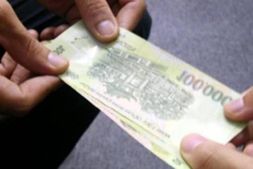 Hai cha con nông dân nhặt được 9,6 triệu đồng tìm người trả lại