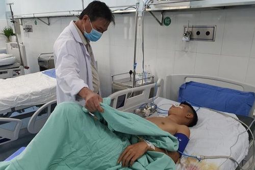 Hỗn chiến tại quán nhậu, nam thanh niên 18 tuổi bị bắn 13 phát đạn hoa cải suýt tử vong