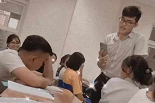 Thấy nam sinh ngủ gật, giảng viên đánh thức bằng cách không thể 'bá đạo' hơn khiến CĐM bật cười