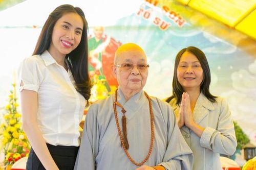 Thủy Tiên bị 'ném đá' khi đi từ thiện, mẹ ruột lo lắng